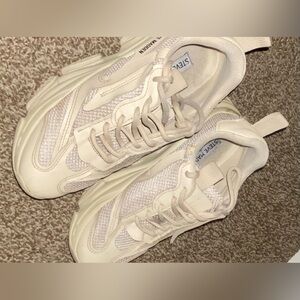 La talla es seis y el color es color crema y la marca STEVE MADDEN